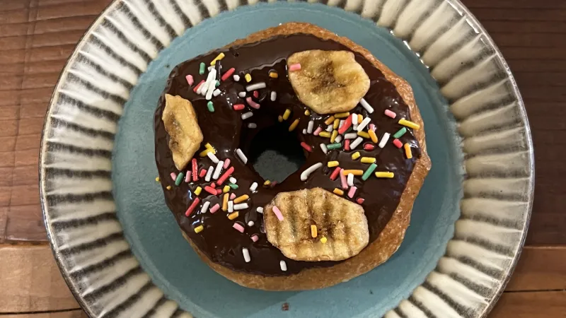 「バナナチョコレート」イベント限定のドーナツ。生地にバナナを練り込んで、チョコでアイシング。子供に大人気。