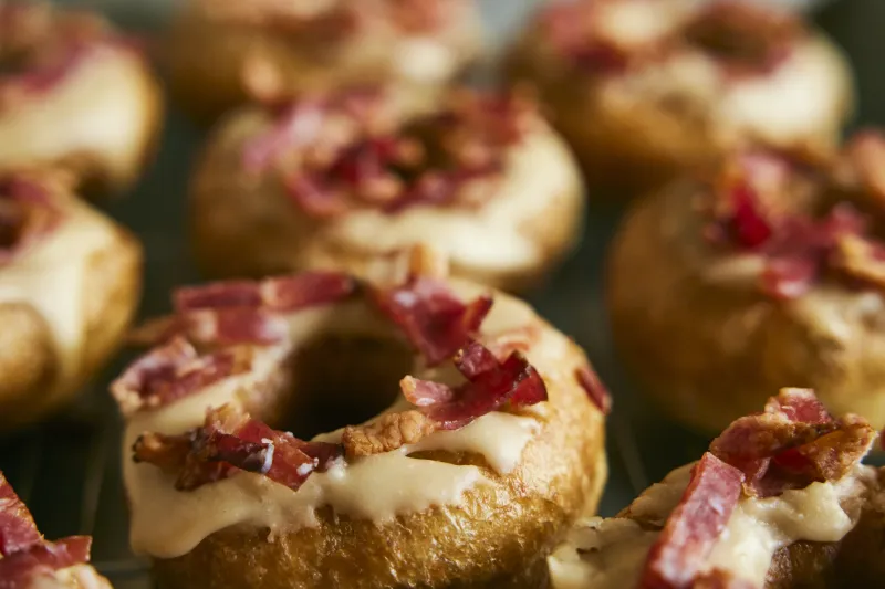 「メープルベーコン」メープルでアイシングしたドーナツにベーコンをトッピング。NYで大人気の甘じょっぱいドーナツ。