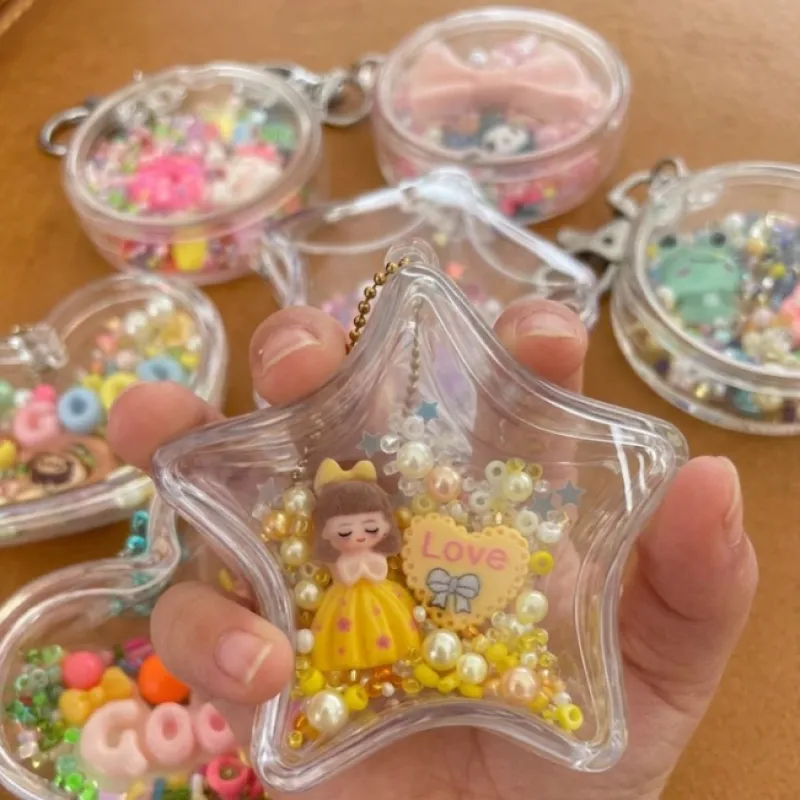 振るとビーズの音が鳴る「シャカシャカキーホルダー」。好きなパーツを組み合わせて、自分だけの可愛いアイテムができるよ！