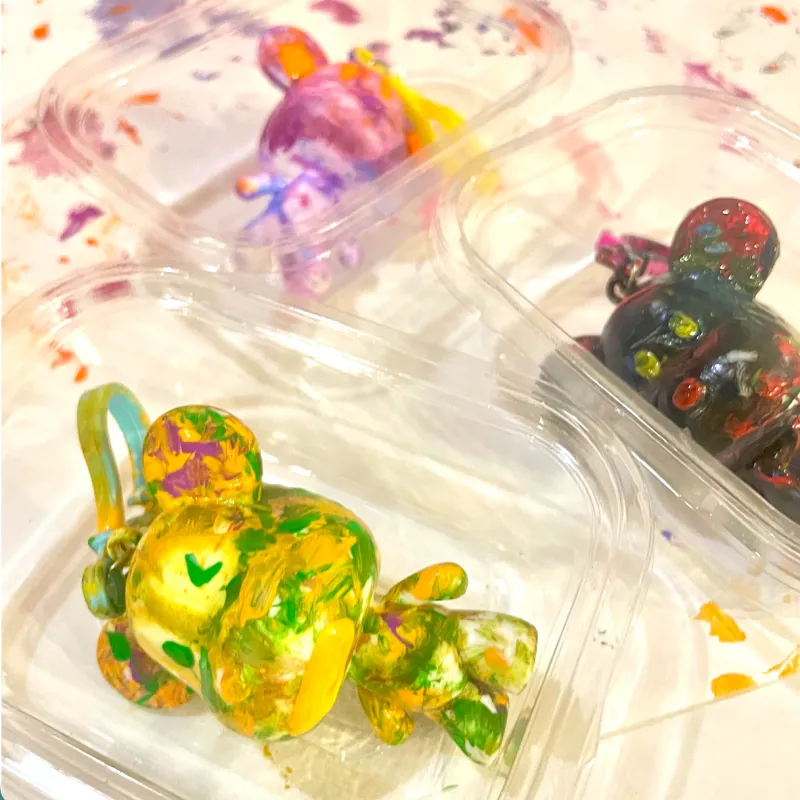 真っ白なくまさんを好きな3色で塗って、自分だけのカラフルくまさんキーホルダーが作れるよ！