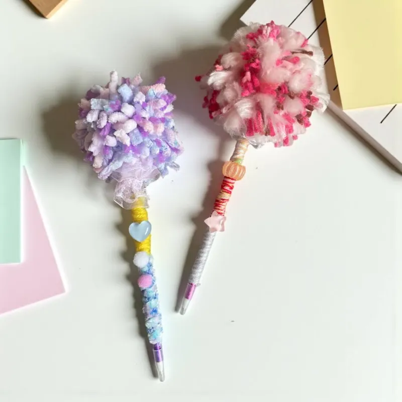 大きなぼんぼんが可愛い、ステッキのようなペン！　持っているだけでハッピーになれるということで、店長イチオシです。