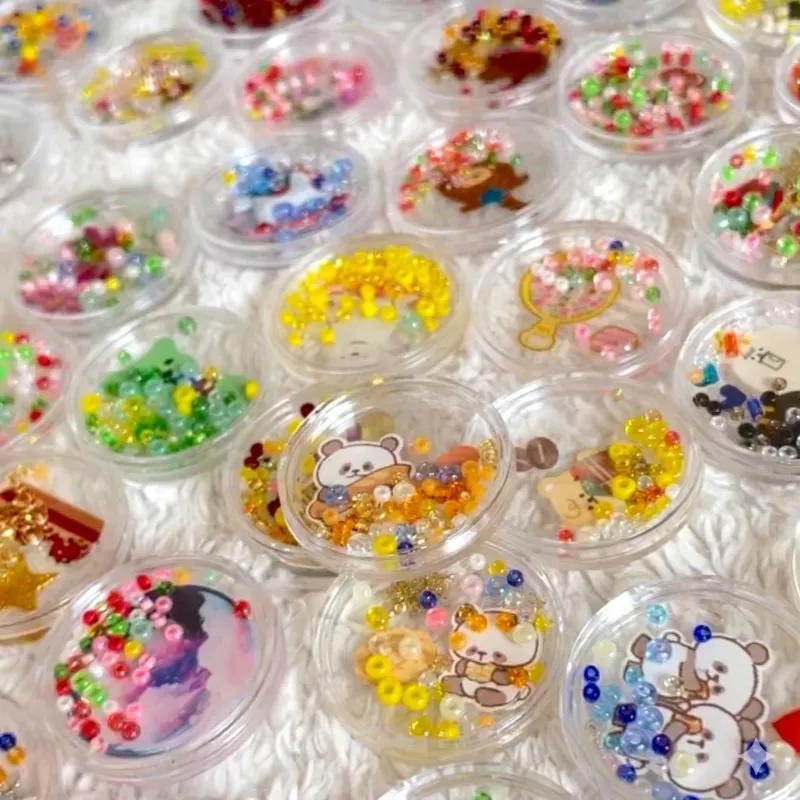 振るとシャカシャカ音が鳴るシール。好きなデザインで作れるワークショップも開催するよ！