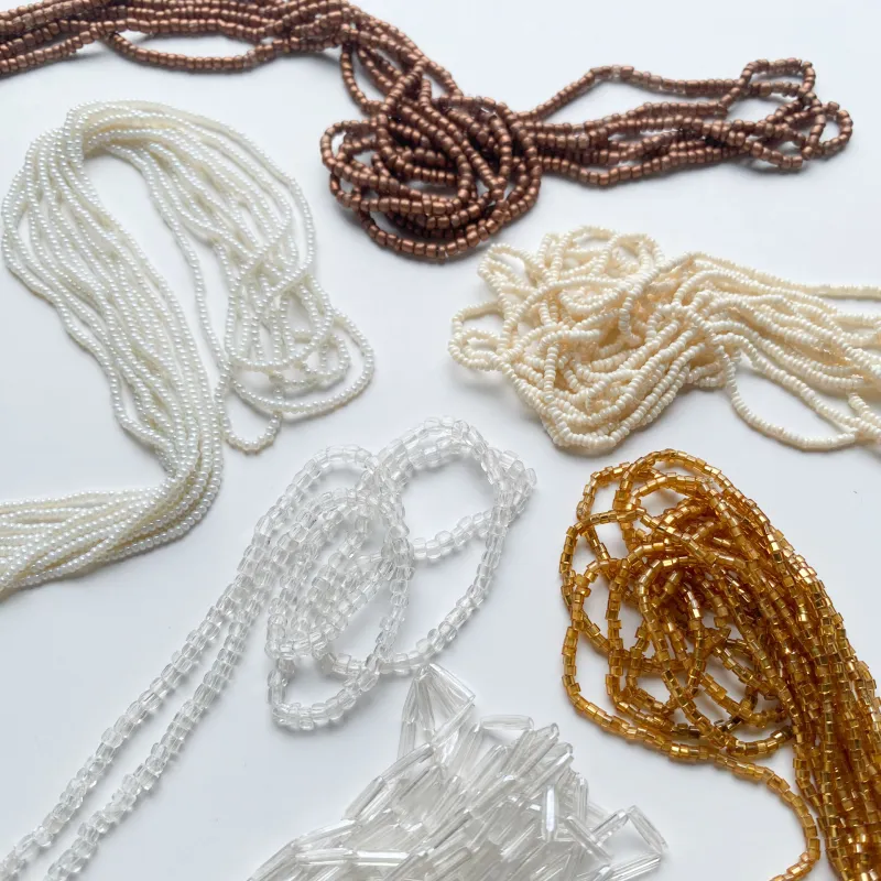 「Vintage France シードビーズ・小束」表情豊かな希少シードビーズ。糸の通った状態を小束で販売しています。