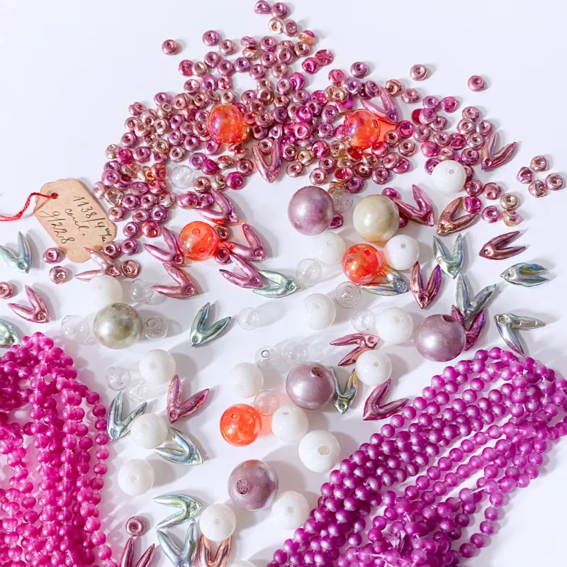 「Vintage France スフレビーズ」吹きガラス製の繊細さと軽さ、発色の良さが特徴の希少なビーズ。