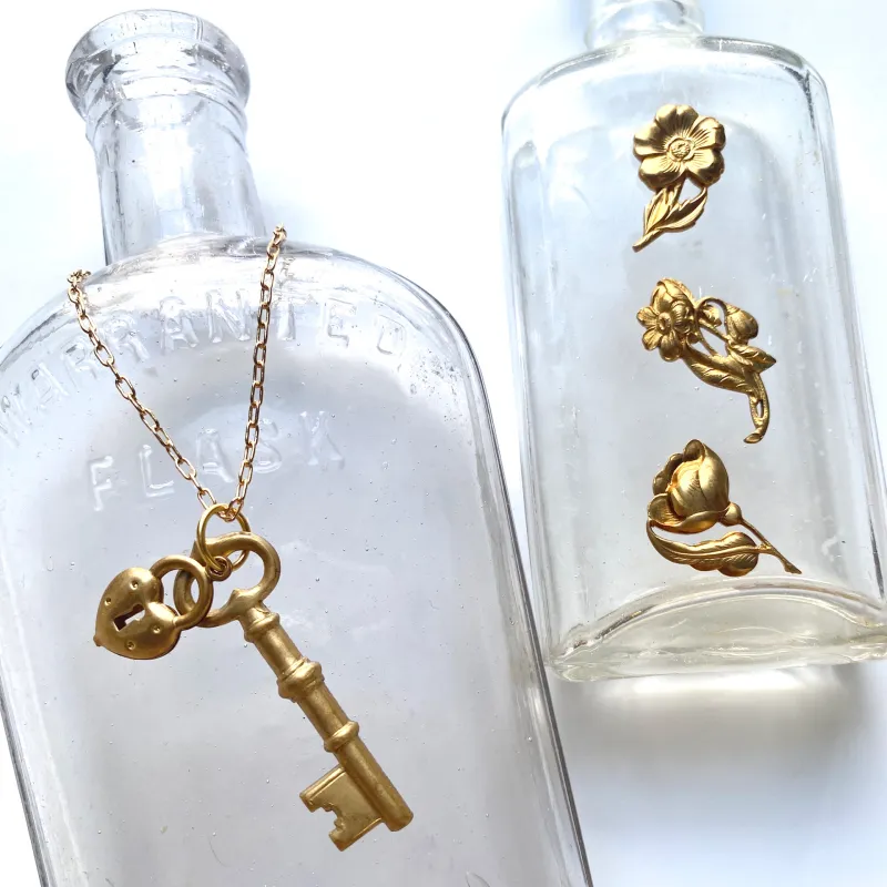 「Vintage America 真鍮モチーフ」貼り付けて使います。異素材との組み合わせをお楽しみください。