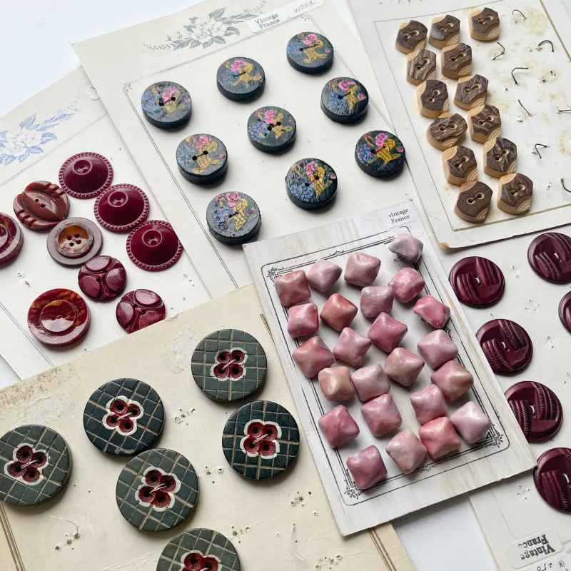 「Vintage France ボタン」ユニークな古いボタン。ハンドペイントなど愛嬌のあるデティールが魅力です。