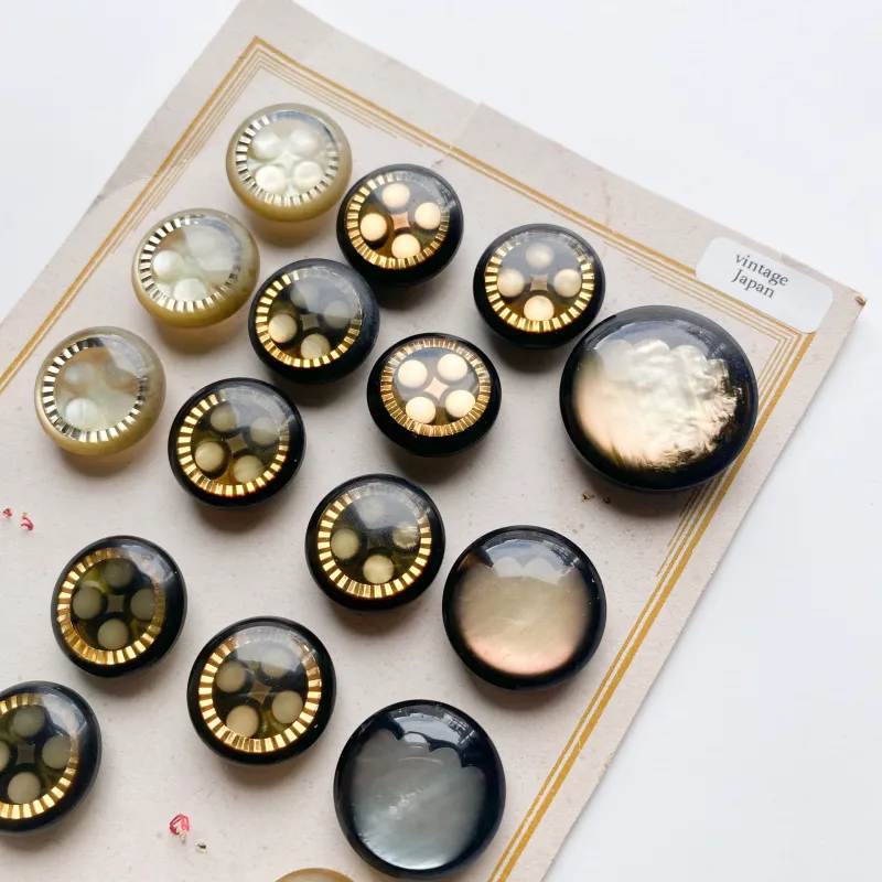 「Vintage Japan ボタン」昔の日本ならではのカラーや質感がぐっとくるボタンたち。不思議なデザインが魅力です。
