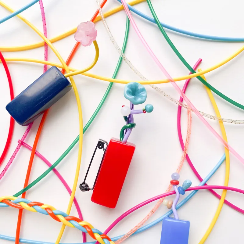 「Made in Japan 積み木ビーズ」カラーチューブやピン付きビーズなどを組み合わせてアクセサリーや室内装飾に。