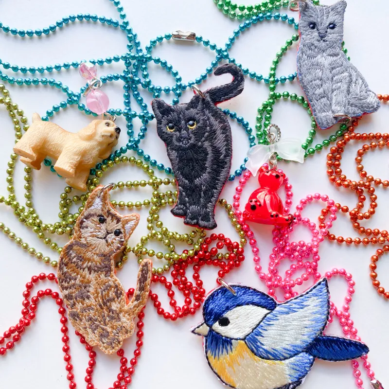 「トップ＆チェーン」春夏に映えるカラフルで太めのボールチェーンに選ぶのが楽しいネックレストップを合わせて。