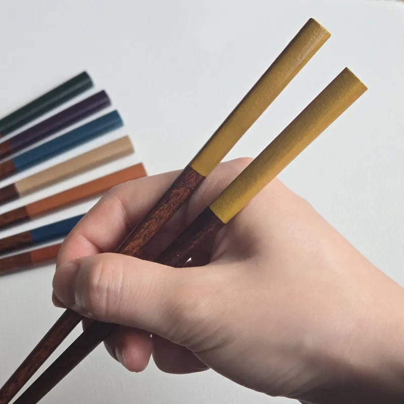 色漆でシンプルに柄を彩った、どなたでも使いやすい角丸お箸