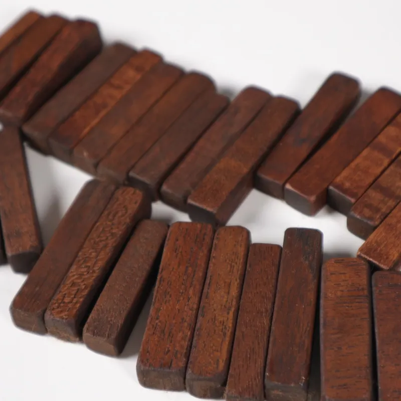 一つ一つ個性の違う木目が楽しめる、シンプルな箸置き