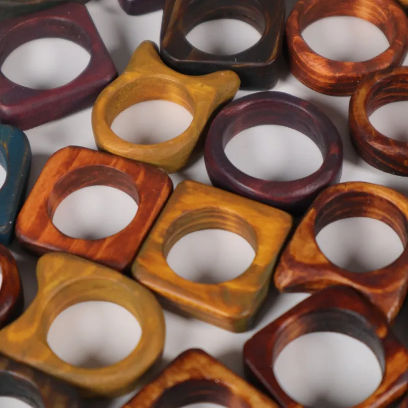 日々の手元にちょこっと遊び心を。彩り豊かな指輪