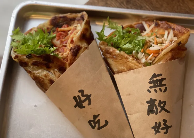 台湾屋台グルメ葱油餅て作った美味物。台湾出身の店長が考えた一六八のオリジナルの葱油餅ラップです。