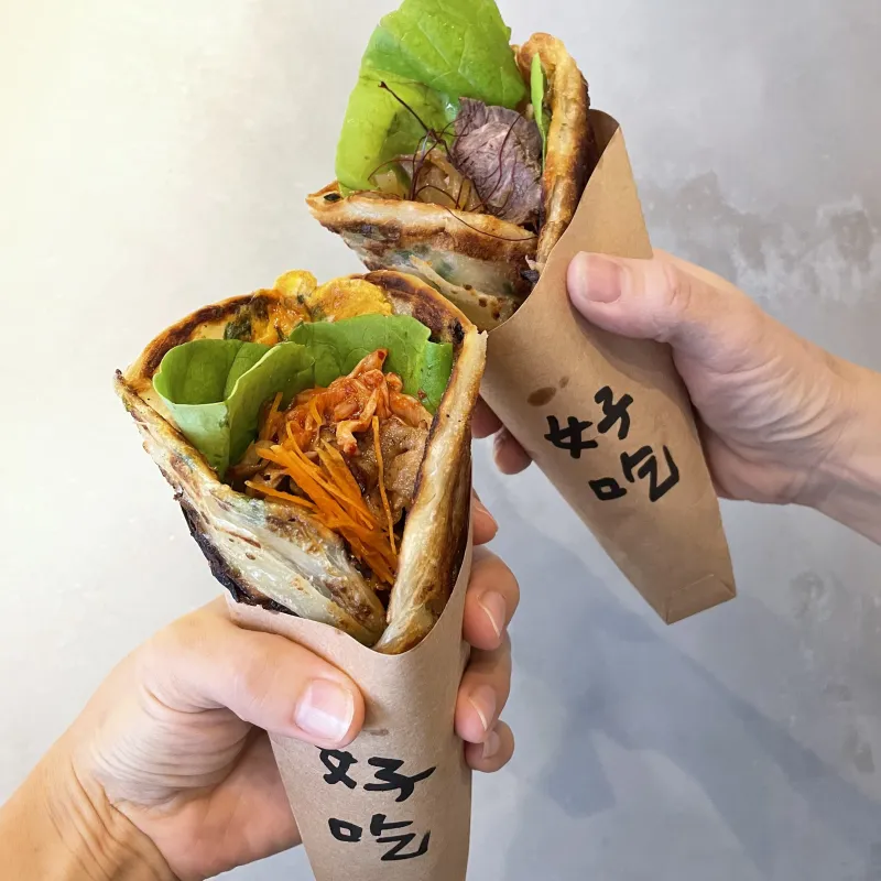 旬の野菜やお肉が入って、生地がもちもち、さっぱりの野菜がたっぷり、蚤の市最適ワンハンドで食べやすいラップです。