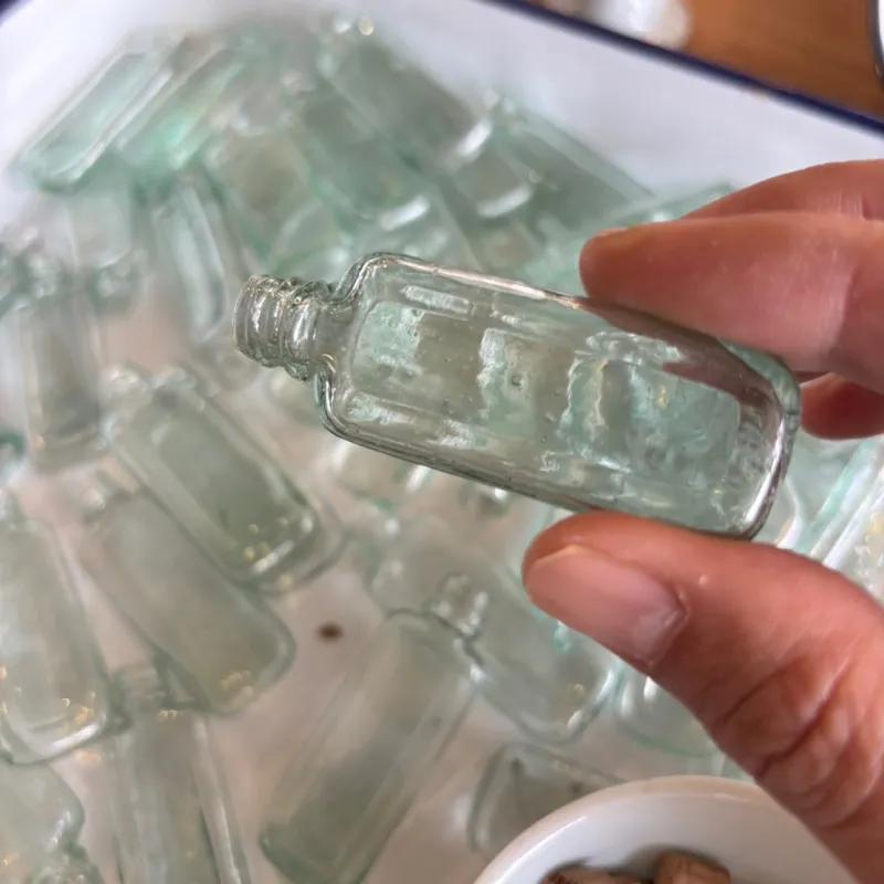 昭和初期まで作られていたゆらゆらガラスの小瓶（デッドストック）