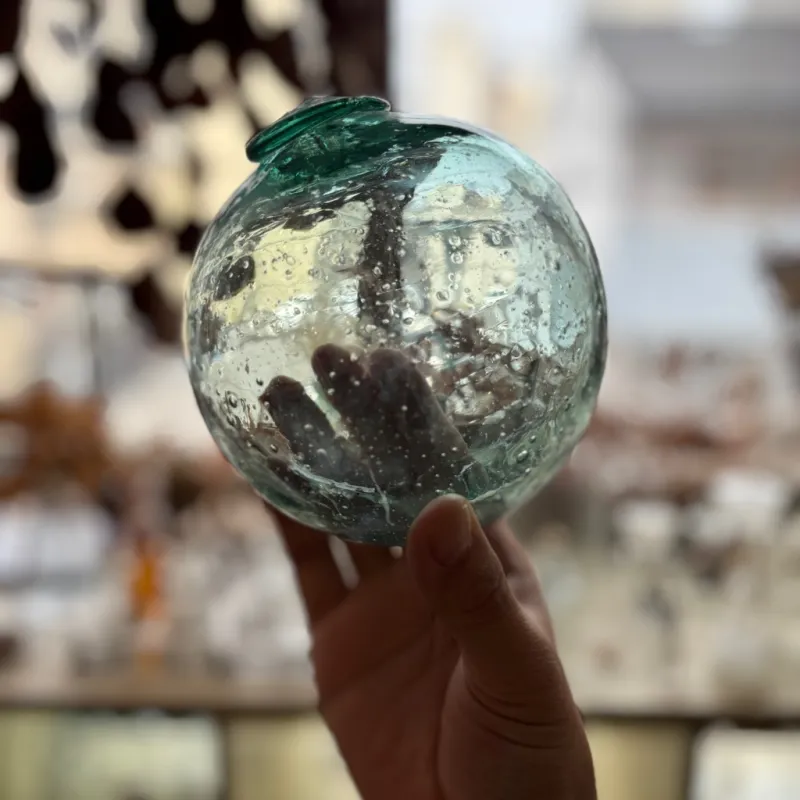 1960年代頃まで瀬戸内海に浮かべられていた、気泡たっぷりガラス浮き玉