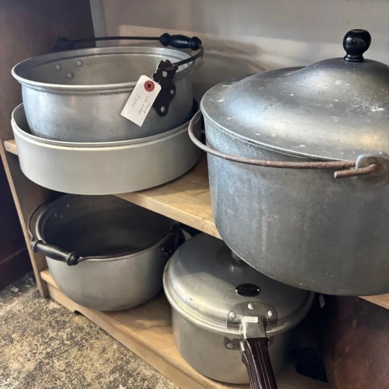 1930年～1940年代のUSA製ビンテージアルミ用品、ずっしりと厚みのある素材です。