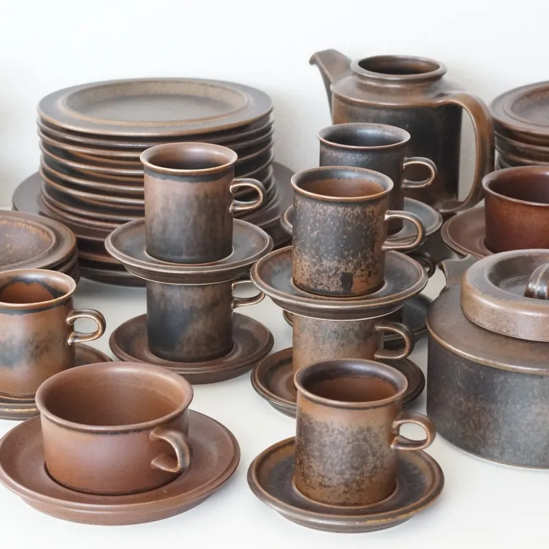 「ARABIA」で1961年に発表された「ルスカ」シリーズ。個体差があり、ひとつとして同じ釉薬のものは存在しません。