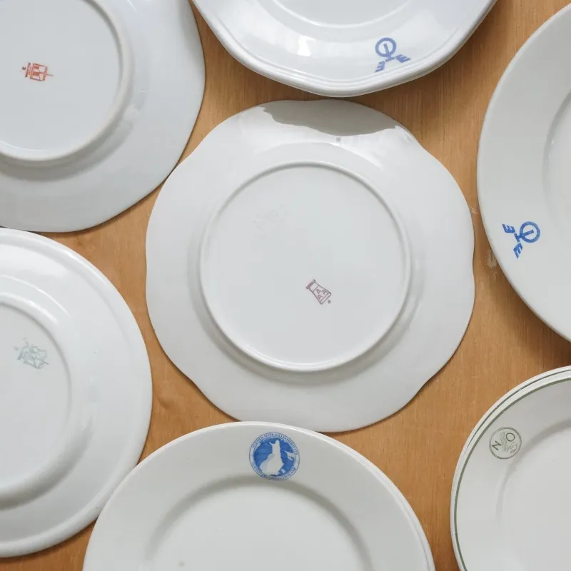 「ARABIA」の古い時代のプレートや別注プレート。現行品にはないカッコ良さがあります。