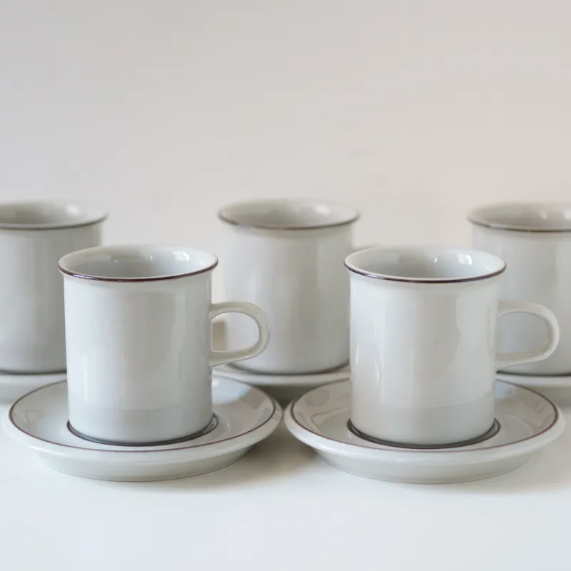 「ARABIA」で1974年に発表された「フェニカ」シリーズ。コーヒーシーンにぴったりなデザインです。