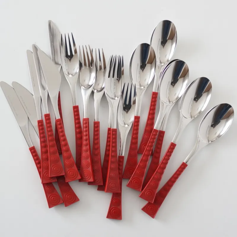 「Hackman」で70年代にナニースティルがデザインを行ったカトラリー。レッドの持ち手がカッコ良いレアなシリーズ。