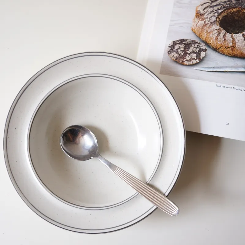 スティグリンドベリの傑作シリーズ「ビルカ」。ボウル以外にもプレート、カップ＆ソーサー、クリーマーも並びます。