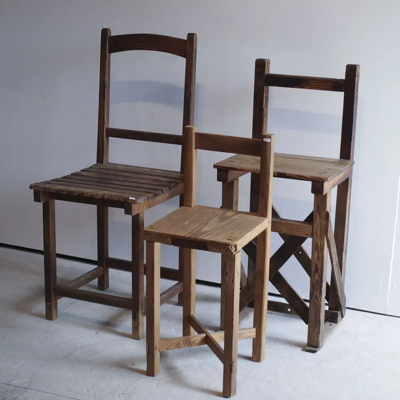 日本の古い椅子。物を置くだけでも絵になりますね。