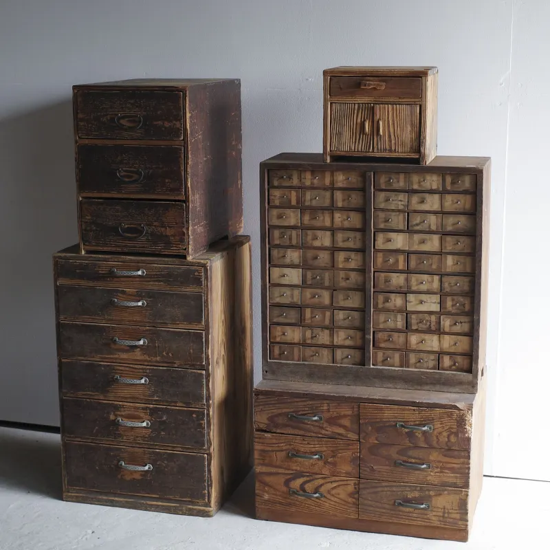 様々な形の引き出し。今でも十分使えます。