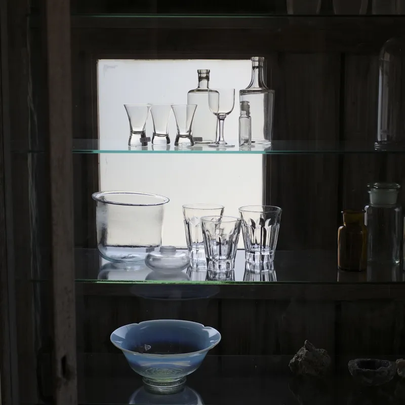 古手のガラス。お花を飾るのに良いです。