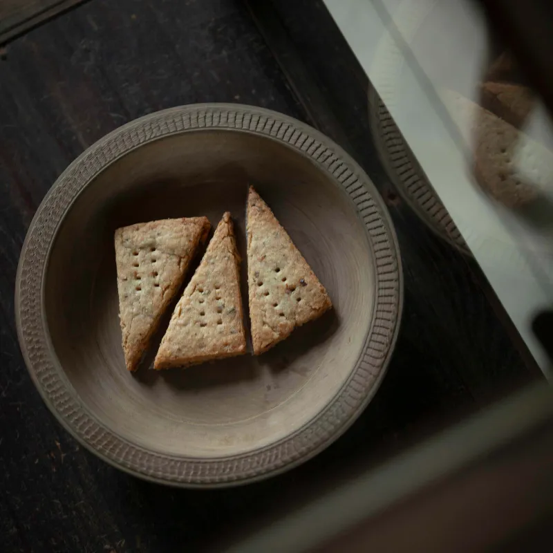 山の中を歩いている時に感じる針葉樹の香りを表現した、厚焼きクッキー