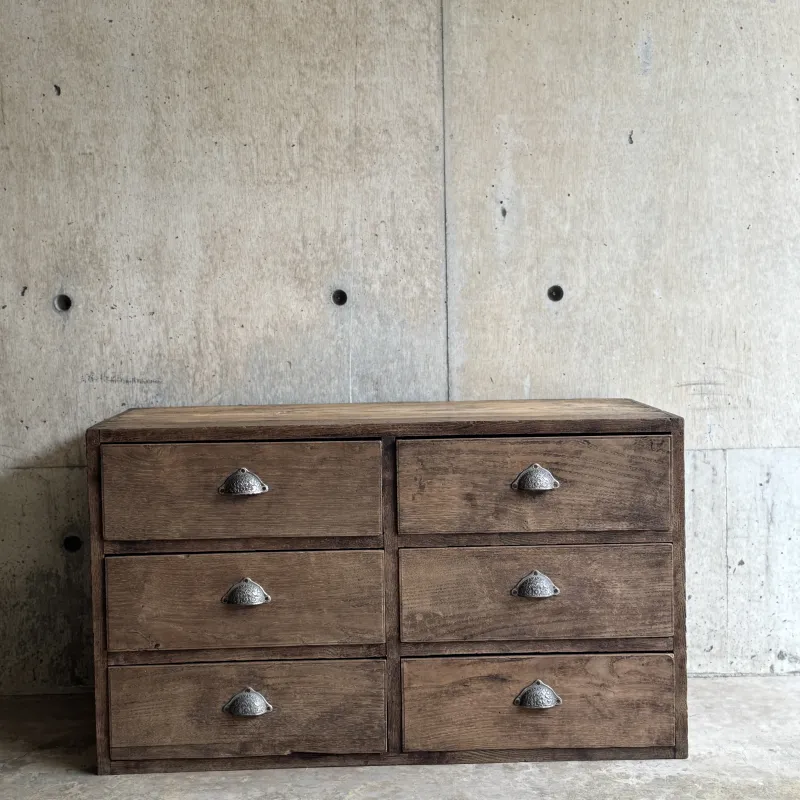 古木でつくられた小ぶりなチェスト。6杯の引き出しに日々のこまごまをすっきり収めます。