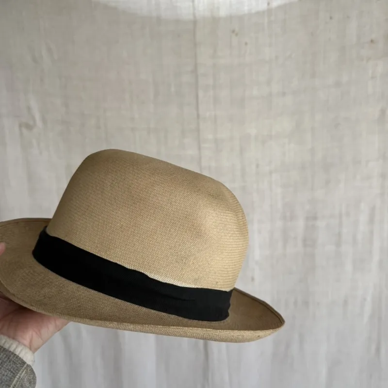 古いパナマハットです。白い壁にかけても絵になりますし、この夏のお出かけにも。