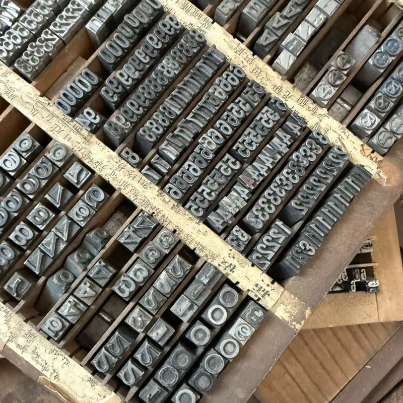 活版印刷の古い活字。お気に入りの文字を並べて飾る楽しみも。小さな文字が並ぶ景色も魅力です。