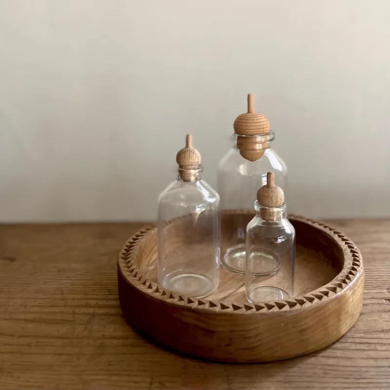 古い瓶に北海道産どんぐりコマを合わせたオリジナル。ごまやハーブなど使い方はお好みで。