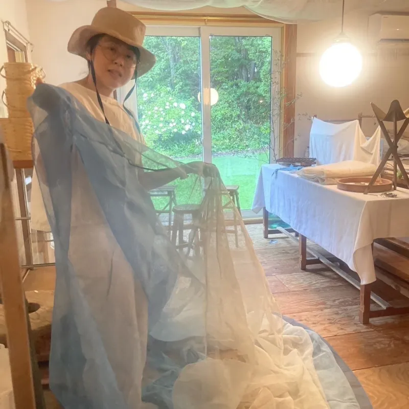 古い蚊帳のやわらかな布。空間にそっと風を通す、やさしい表情の布です。