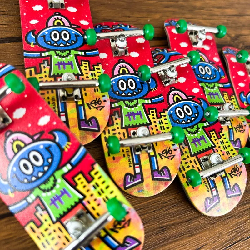 指で操る指スケートボードです。指スケブランドのUAG F.B 様とのコラボレーションアイテムです。