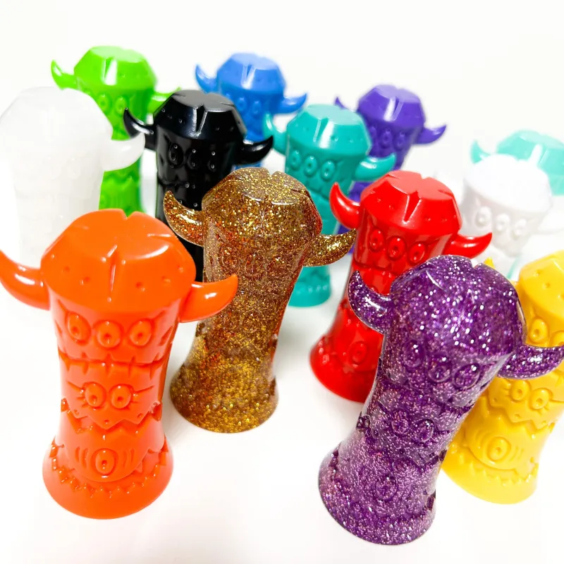 時間をかけて手作業で削り出した立体作品をソフビフィギュアとして量産しております。「トロフィー」というシリーズです。