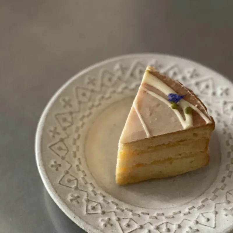 口溶けのよいバターケーキに自家製レモンカードをはさんだ「レモンケーキ」当店のスペシャリテです。