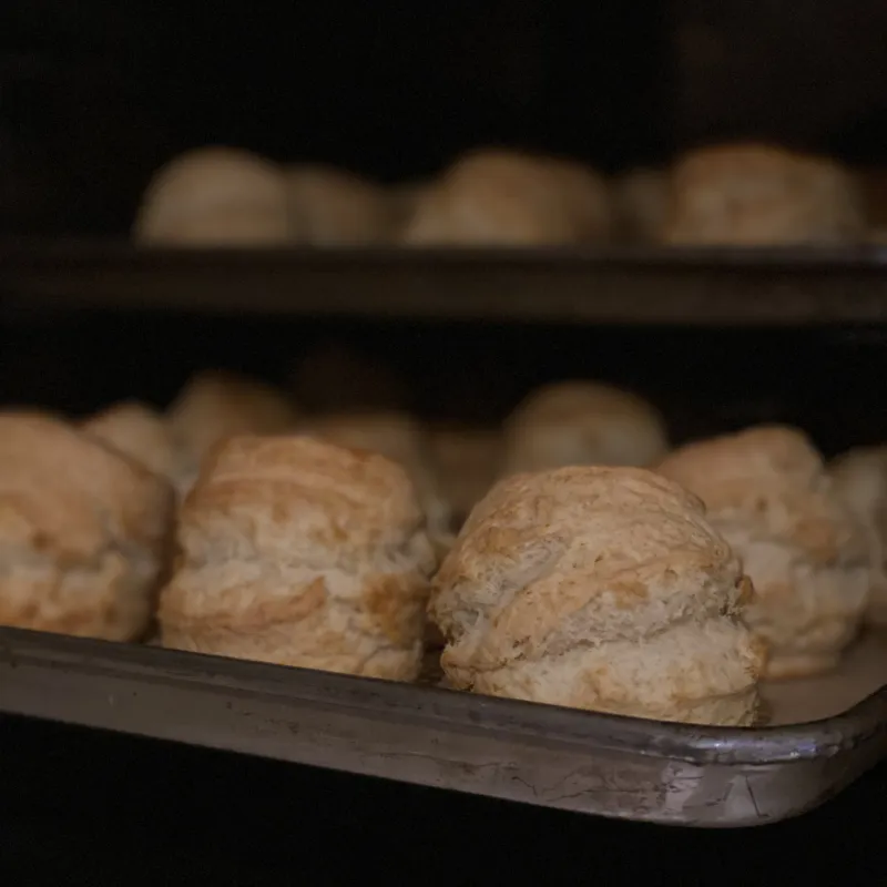 リベイクするとサクッ、ふわの｢イングリッシュスコーン」甘みは蜂蜜のみなので、チーズと合わせるのもおすすめです。