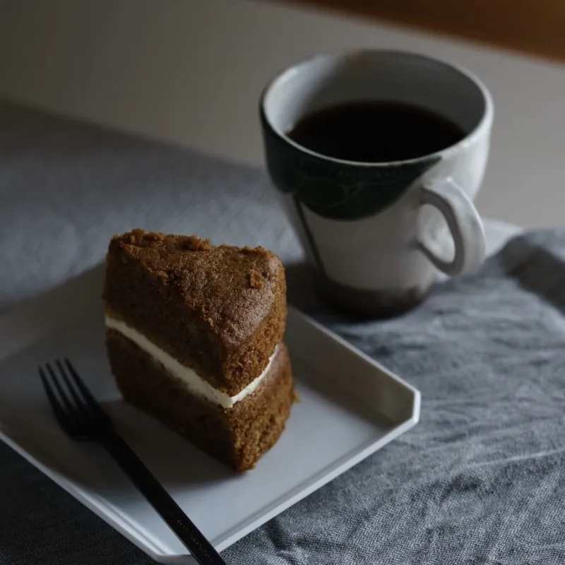 塩麹入りの甘酸っぱいクリームチーズフロスティングとほんのり香るスパイスが美味しい「米粉のキャロットケーキ」