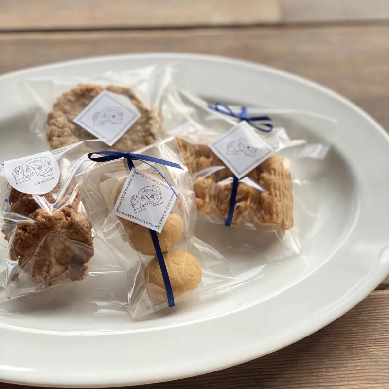 ザクザク、サクサクと様々な食感のクッキー類。中には乳、卵不使用のものもあります。