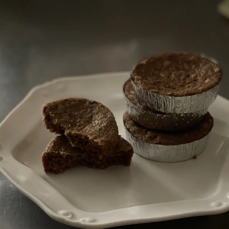 丁寧に2度焼きしたピーカンナッツをキャラメリゼして加えた「キャラメルピーカンナッツのサブレ」