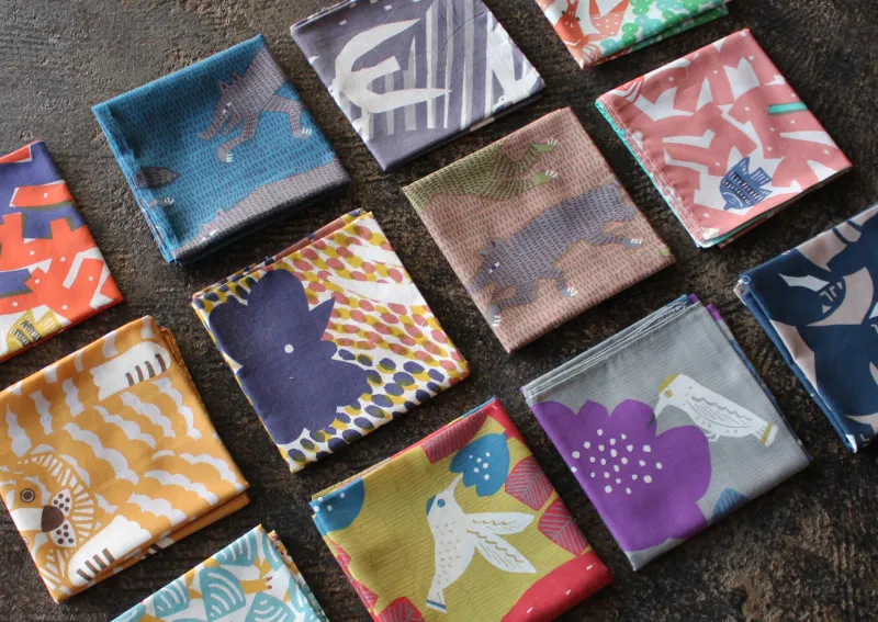 生き物をモチーフにしたカラフルなハンカチ