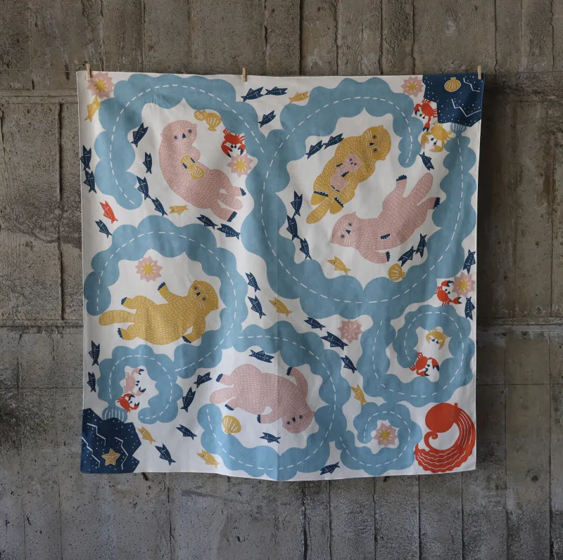 広げて楽しいラッコが泳ぐ風呂敷