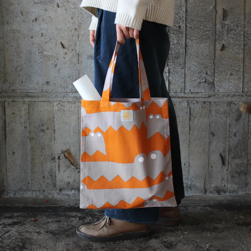 ギザギザわにとオレンジが目をひくトートバック
