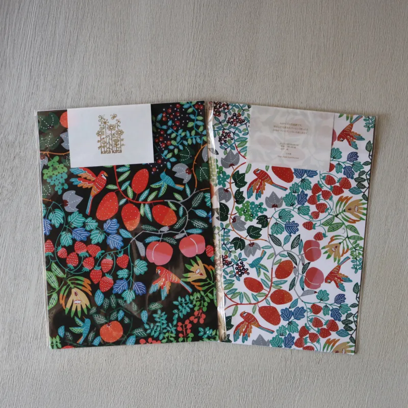 トロピカルなモチーフが広がるカラフルな包装紙