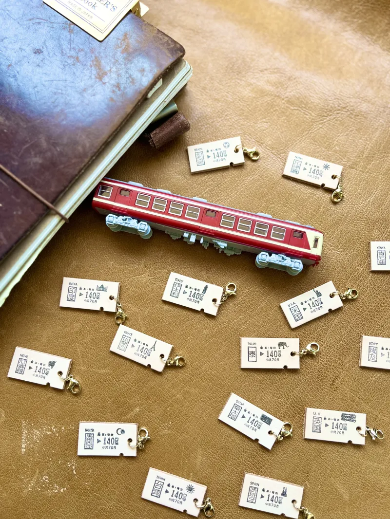 革の切符で海外旅行気分。28カ国から選べます。手帳などのアクセサリーにピッタリな革のチャーム。