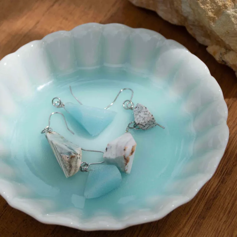 縞石と青白磁を有田焼の窯で焼き締め、ひとつづつ丁寧に磨き上げたピアス