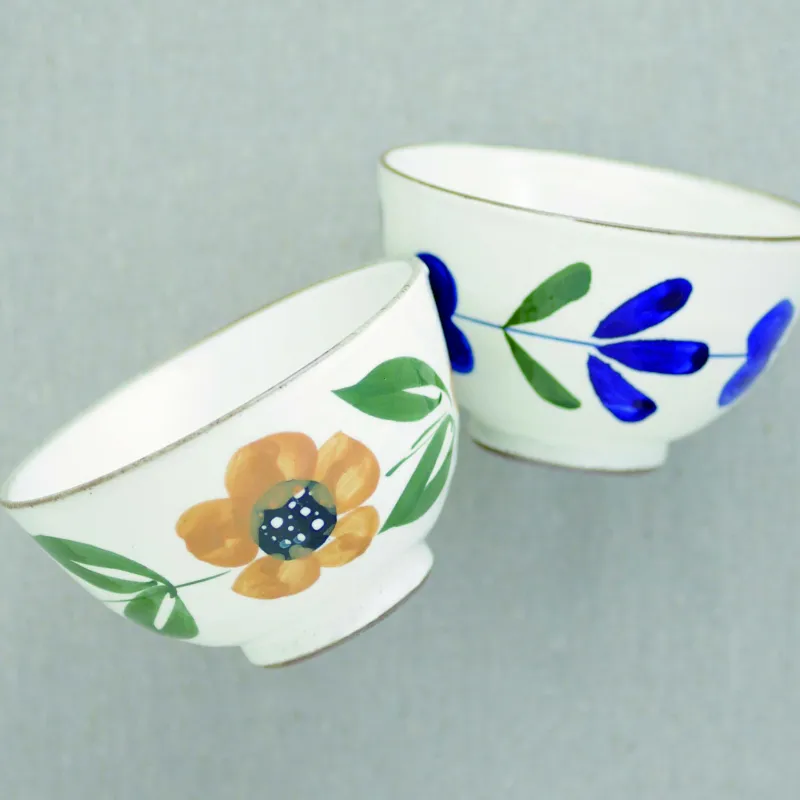 レトロ感のあるタッチや質感で描かれた花模様の器