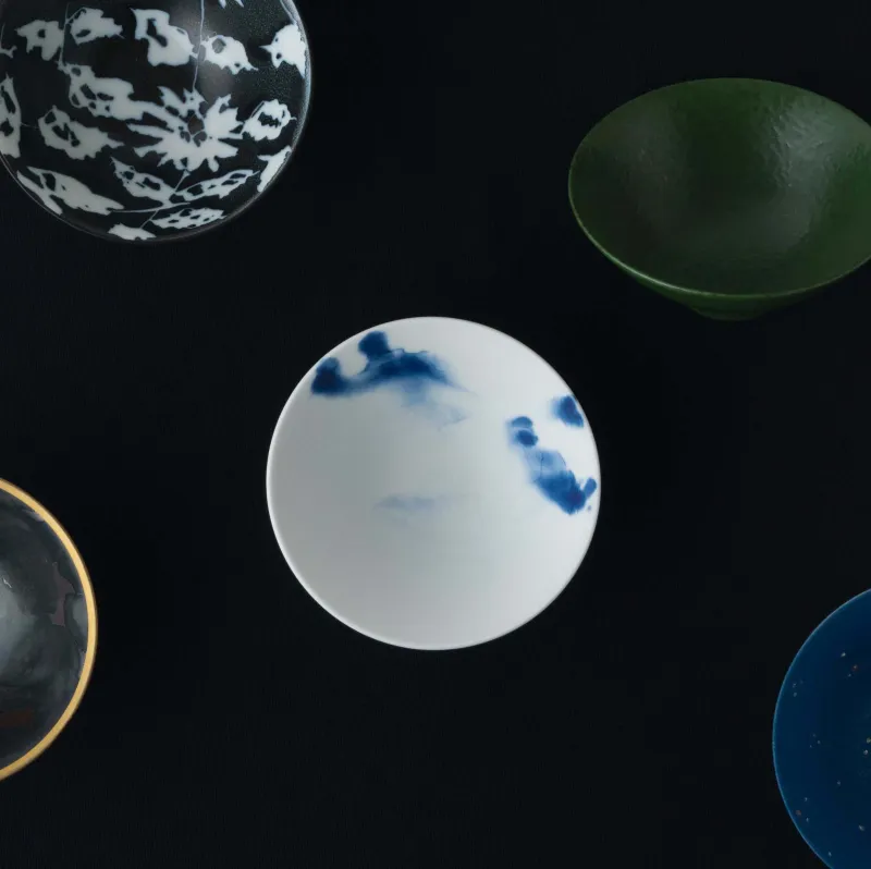 職人の技が生み出した絵柄が自然の景色を想起させる平盃